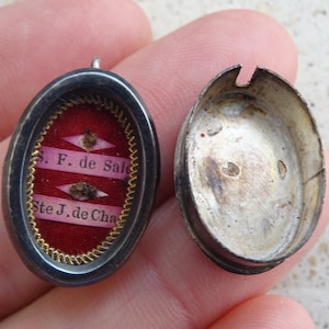Medalla religiosa católica antigua de plata (MARCADA) de teca francesa con reliquias de Santa Juana de Chantal y Francisco de Sales. Altura 1