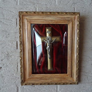 Religious antique catholic peinture Crucifix Cross Under Glass Domed Frame Red Velvet shrine. ( 11 a )