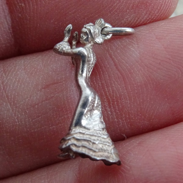 médaillon de breloque pendentif espagnol vintage en argent d’une danseuse de flamenco en action. ( L 5 )