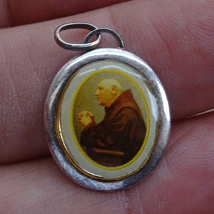 Religious silver ( MARKED 985 ) catholic medal pendant charm medallion of Padre Pio and his Stimata. ( C 25 )