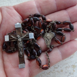 Rosario cattolico francese vintage religioso con perline gialle e centro del rosario in ferro e croce crocifisso Santo Gesù Cristo. (C28)