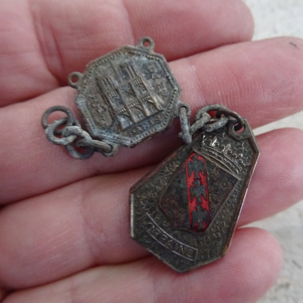 Pendentif ancien religieux français médaille en cuivre émaillé argenté de Lorraine avec connecteur central de Paris. ( S 2 )