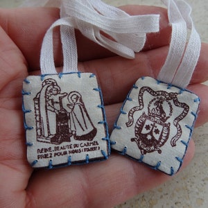 Reliquia antica religiosa cattolica scapolare reliquiario santuario carte immagini della Santa Vergine Maria con Bambino Gesù Santo attaccato alla corda. X 7