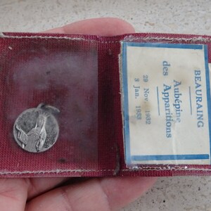 Religiöse katholische Schreinhaltertasche mit Reliquienreliquiar von Notre Dame von Beauraing mit Medaille der Heiligen Jungfrau Maria von Beauraing. ( N12 )
