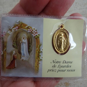 Biglietto religioso cattolico plastificato con medaglia interna in vermeil della Santa Vergine Maria. (19)