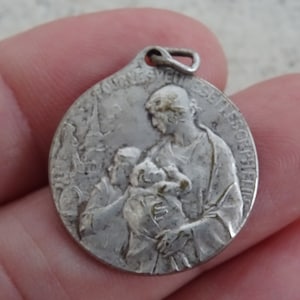 Art Déco Antique Français médaillon plaqué argent pour orphelins et veuves de la Première Guerre mondiale 1914-1915 de Dyon. ( W 30 )