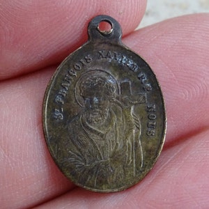 Religieuze antieke Franse koperen katholieke medaille hanger medaillon Heilige charme van Sint Franciscus Xaverius. ( Vraag 14 )