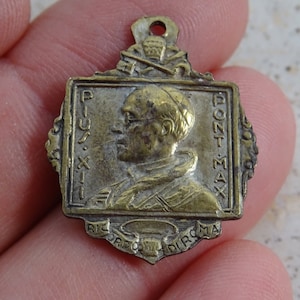 Religious silver-plated Vatican catholic medallion pendant Holy charm medal of Pope Pius XII papa Pio XII.  ( 15 b  )