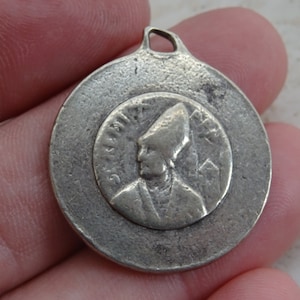 Religious antique silvered French catholic medal medaillon pendant charm medallion of Saint Remi and the Cathedral of Reims. ( L34)