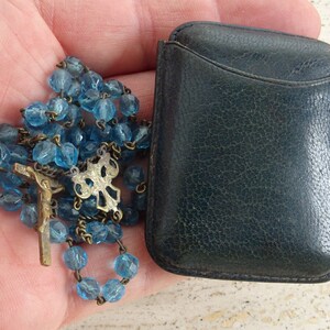 Religiöse antike französische katholische schwarze Rosenkranztasche und Rosenkranz mit blauen Perlen und Kruzifix Kreuz Heiliger Jesus Christus.  C 17