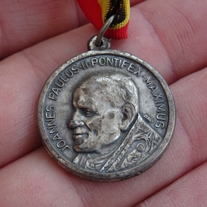 Religious catholic silver plated medal pendant medaillon charm medallion of Pope John Paul II with ribbon.  ( L 11  )