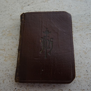 Religious antique catholic French missal booklet for Holy Mass. ( 2 )