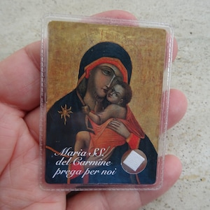 Carte représentant un sanctuaire religieux catholique avec une relique reliquaire en tissu de Maria del Carmine Stella del Mare. Un 35