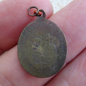 Religieuze antieke Franse koperen katholieke medaille hanger medaillon Heilige charme van Sint Franciscus en Sint Antonius.   (C22)