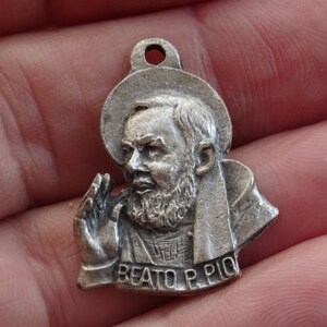 Religious silvered catholic medal pendant medaillon Holy charm medallion of Father Padre Saint Pio and his Stimata. ( L 23 )