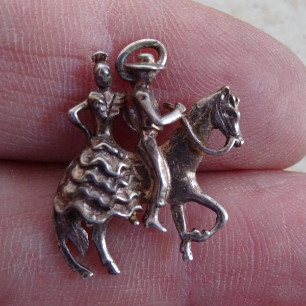 médaillon pendentif médaille d'argent vintage espagnol médaillon d'un matador torero Torero et d'une danseuse de flamenco sur un cheval. ( L 8 )