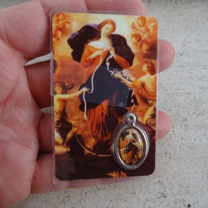 Carta cattolica plastificata religiosa con all'interno argentata medaglia smaltata della Santa Vergine Maria Nostra Signora con gli angeli. ( 7 )