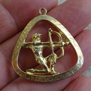 Vintage vermeil gold plated Zodiac constellation medal medaillon pendant charm medallion sign of Sagittarius. boogschutter  ( C 11 )