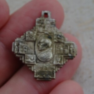 Religious silver-plated Vatican catholic medallion pendant Holy charm medal of Pope Pius XII papa Pio XII.  ( 4 b  )