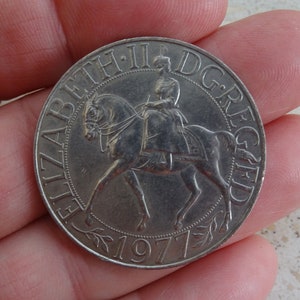Silver plated medal pendant medallion charm token English Queen Elisabeth Coin Trinket British Royal Family 1970s Anniversary England  F14