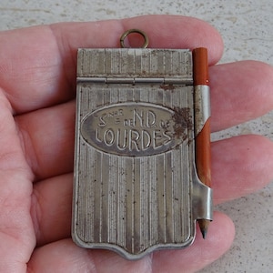 Antico libretto francese in argento art déco carnet de bal note book con foglio di carte della Santa Vergine Maria di souvenir di Lourdes. (12)