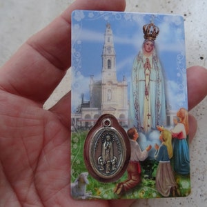 Carta cattolica religiosa plastificata con all'interno medaglia d'argento ciondolo medaglione della Santa Vergine Maria Nostra Signora di Fatima. ( A 21 )