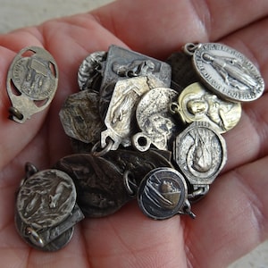 24 Religious antique French catholic silvered medals pendants medaillons Holy charms medallions of the old world  ( 9 )