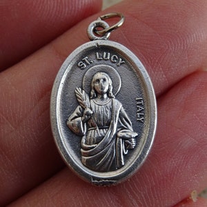 Religiös vintage silverpläterad katolsk medaljberlock medaljonghänge av Sankta Lucia. (T 21)