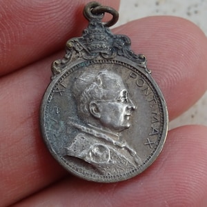 Religious silver-plated Vatican catholic pendant medallion Holy charm medal of Pope Pius XI papa Pio XI and the Vatican in Rome. ( 23 b )