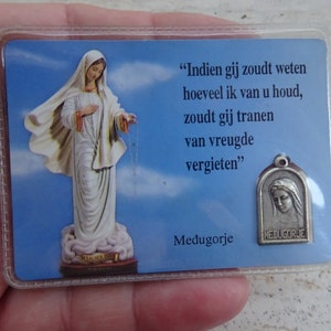 Carta cattolica religiosa plastificata con all'interno medaglia argentata ciondolo medaglione della Santa Vergine Maria Nostra Signora di Medugorje. ( A 16 )