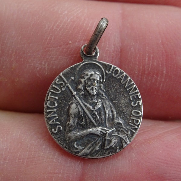 Antique religieux argenté Français pendentif de médaille de saint Jean-Baptiste, médaillon Sanctus Joannes, saint patron de l’amour. ( K 7 )