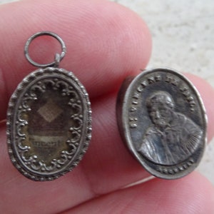 Medalla relicario católica francesa antigua de plata, colgante religioso con reliquia de tela de San Vicente de Paúl. (F 3)