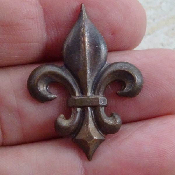 Antique French copper catholic pin plaque of a French fleur-de-lys lily. ( D 26 )