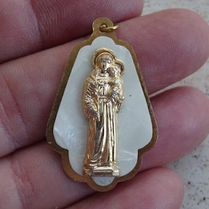 Antyczny, religijny, włoski, katolicki medalik z masy perłowej, pozłacany, zawieszka z wizerunkiem Świętego Józefa. ( 36 )