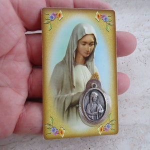 Carta cattolica religiosa plastificata con all'interno medaglia d'argento della Santa Vergine Maria Nostra Signora. ( A 11 )