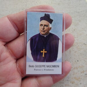 Religiöse katholische Karte Schrein Reliquiar Relikt aus dem Tuch des Seligen Heiligen Giuseppe Nascimbeni. (R 13)