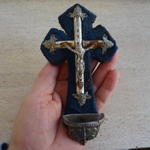Antiquité religieuse catholique française en fonte Bénitier croix crucifix avec corps argenté Saint-Christ. (12)