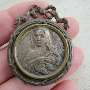 Religious antique French silver plated catholic altar chapel pocket shrine of Saint Therese souvenir of Lisieux. ( 28 a )