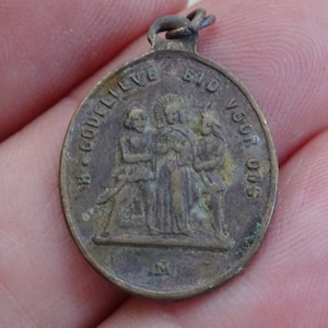 Religious antique copper medal pendant medaillon charm medallion of Saint Godelieve souvenir of Gistel a pilgrimage town in Belgium. Q 8