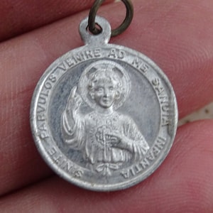 Religious vintage aluminium medal pendant charm medaillon of Infant jesus Christ, King of Love, Jesus Sacred Heart and Saint Therese. Q 29