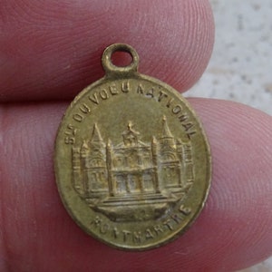 Religious antique catholic copper medal pendant medaillon charm medallion of Holy Jesus Christ of Montmartre souvenir of Paris.  P 30