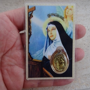 Religieuze geplastificeerde katholieke kaart met verzilverde medaille charme hanger medaillon van Saint Rita. (A 10)