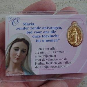 Biglietto religioso cattolico plastificato con all'interno medaglia vermeil della Santa Vergine Maria Medaglia Miracolosa della Madonna delle Grazie. (23)