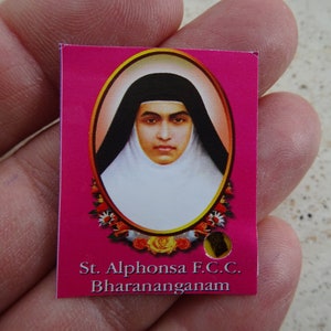 Religieus katholieke kaartschrijn reliekschrijn relikwie van de stof van de zalige zuster Alphonsa F C C Bahrananganam. (G2)