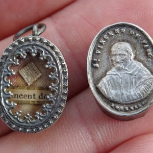Colgante religioso antiguo de plata francesa (MARCADO) con teca de santuario y paño interior de reliquia de San Vicente de Paúl. (L 17)