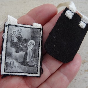 Reliquia antica religiosa cattolica scapolare reliquiario santuario carte immagini della Santa Vergine Maria e del Santo Gesù Cristo attaccati a una corda. b 10
