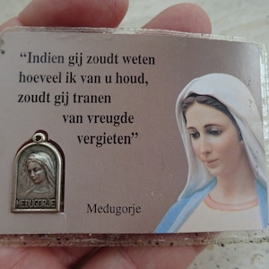 Carta cattolica religiosa plastificata con all'interno medaglia argentata ciondolo medaglione della Santa Vergine Maria Nostra Signora di Medugorje. ( A 17 )
