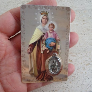 Carta cattolica plastificata religiosa con all'interno medaglia d'argento della Santa Vergine Maria Nostra signora di Notre Dame du Mont Carmel. ( 15 )