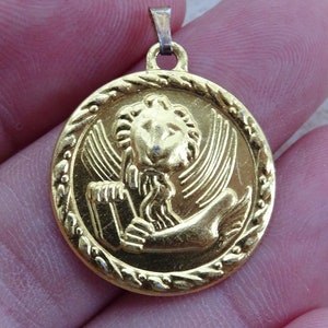 Vintage vermeil gold plated Zodiac constellation medal pendant charm medallion sign of Leo. ( lion  )  A 12a
