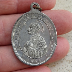 Religieuze antieke Franse katholieke verzilverde medaille hanger medaillon charme van Sint Franciscus Xaverius en IHS. ( Vraag 23 )